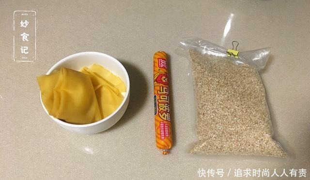 别去外面吃烧烤了,学会这道豆皮和香肠做的小吃,香辣开胃吃不够