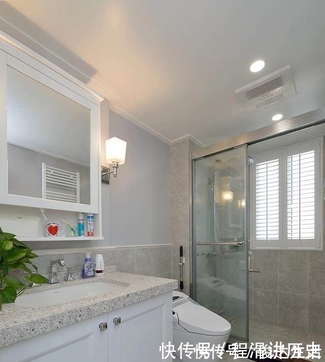 阳台上|多亏老婆这个明智的决定,在电视墙做一圈柜子,完工后漂亮又实用