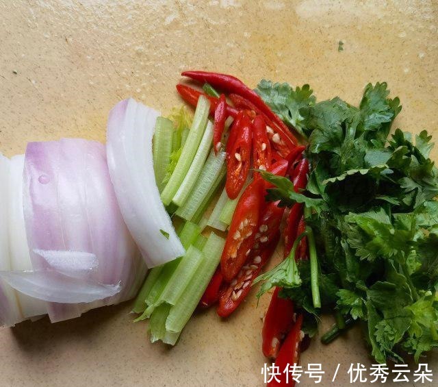 麻辣|芹菜洋葱炒龙虾尾，嘬一口龙虾尾，麻辣鲜香，好吃极啦！