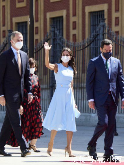 无敌|西班牙王后高级感无敌了，穿印花上衣配直筒裤好美，真给国王长脸