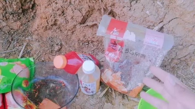 大爷用蚯蚓钓鱼二十年的配方,每次都收获满满,原来秘密在这