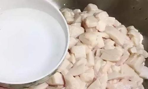 外行|熬猪油时，只加水是“外行”，学会这招，猪油雪白不腥，能放一年