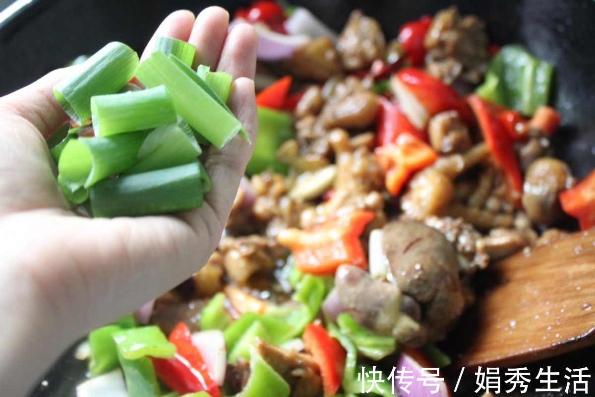 红椒|这大盘鸡看着就流口水，颜色鲜艳好吃，出锅2碗米饭不够吃
