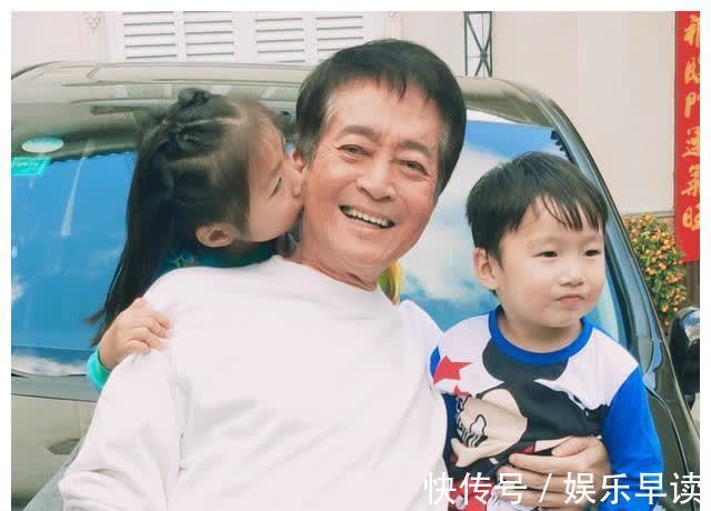 郑细凤$75岁的方刚变得慈眉善目,他脸上早已找不到“第一恶人”的影子