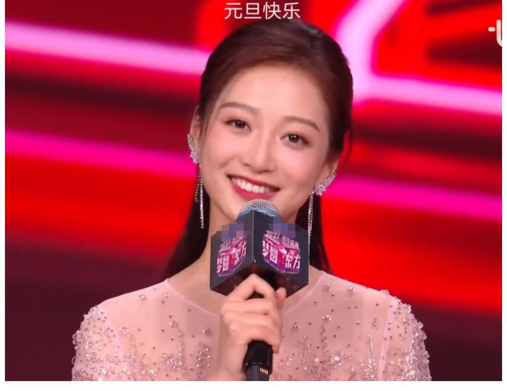 拿过主持人比赛冠军，后加盟芒果台，成《你好星期六》见习班成员