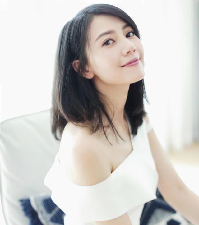 发型 女人别再披头散发了,很显老!今年流行这5款发型,时髦有气质