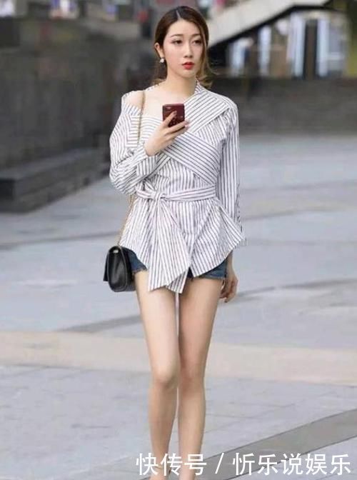 街拍小姐姐浅蓝色牛仔裤搭配白色休闲衫,全面提升气质与魅力