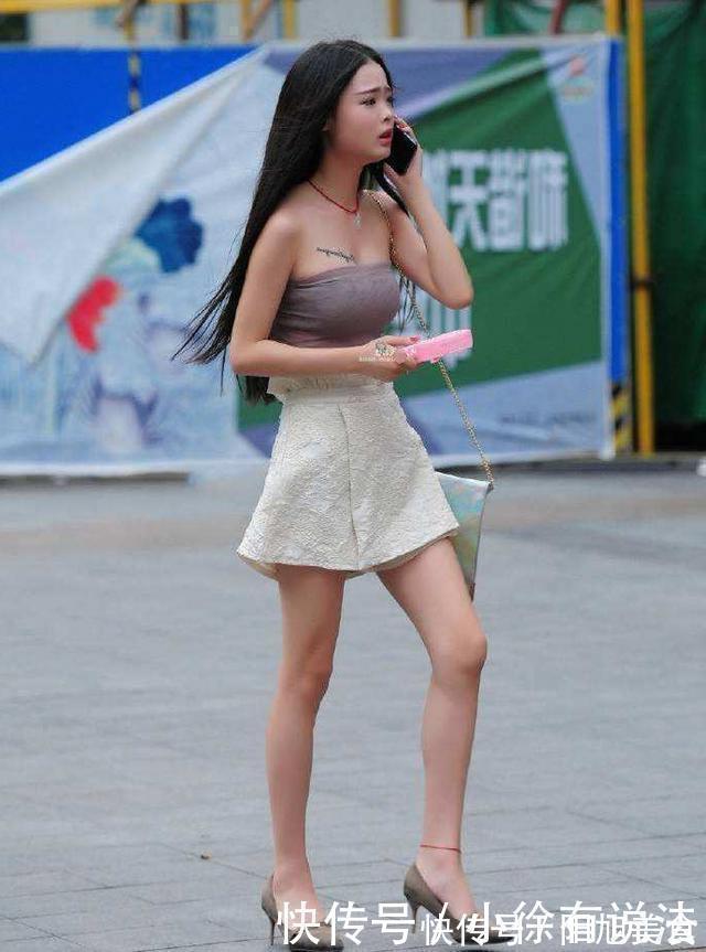 时尚|黑色V领针织衣搭配牛仔裤，时尚迷人，简约大方