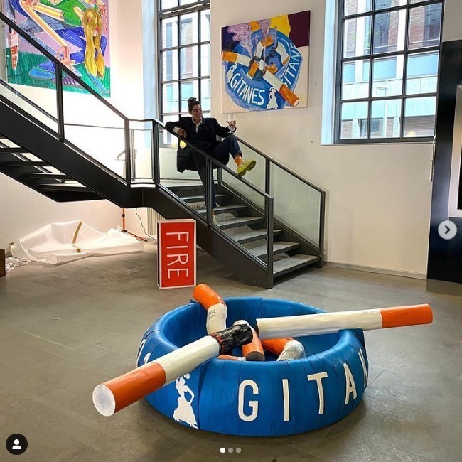 巨人国!她画油画,他做雕塑,这对艺术情侣直接建了一个“巨人国”