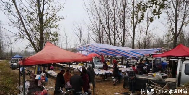 山东莒南大集上的小摊子,一口大锅当场煮牛杂,一家五口人忙不停