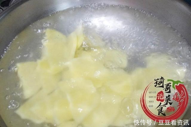宿便最怕這個菜,2塊錢炒一盤,維生素比蘋果高,連口臭都沒有了