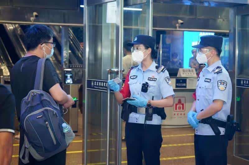 北京西站|一身藏蓝 一生担当：民警史倩倩和她的“盲盒火车站”