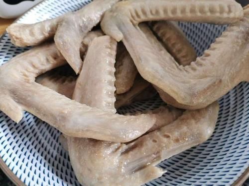 韩国游客在中国,这应该是穷人吃的吧中国网友这个不便宜