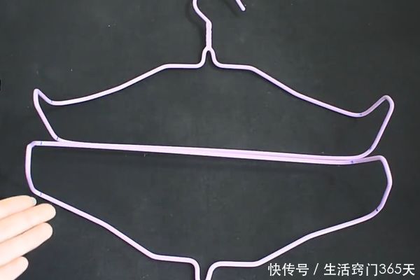 难题|2个衣架折一折绑在一起,放在家里超实用,解决了家家户户的难题