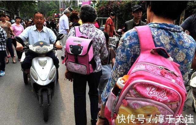 题海战术|“儿子的书包我拎不动”初一孩子书包重达20斤,网友的评论很中肯