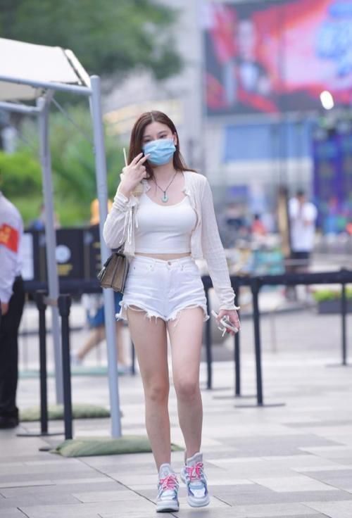 针织开衫|夏季怎样打扮才清凉个性，展示气质的女生短裤穿搭，值得借鉴