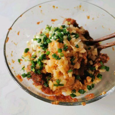 月饼|#鲜到鲜得,月满中秋,沉鱼落宴#辣白菜鲜肉月饼