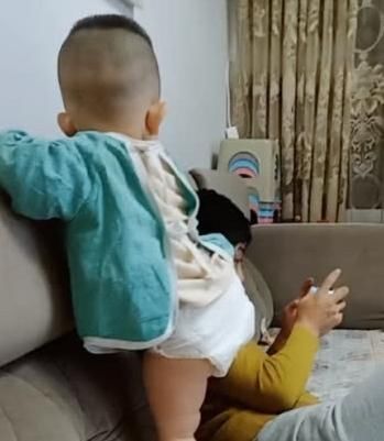 爸爸|宝宝见爸爸打游戏,随后熊孩子的反应,网友:穿纸尿裤的惹不起