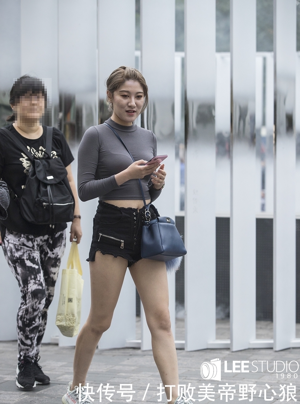 好看|街拍;卫衣搭配短裤好看吗?不好看再来双长袜子,满意吗