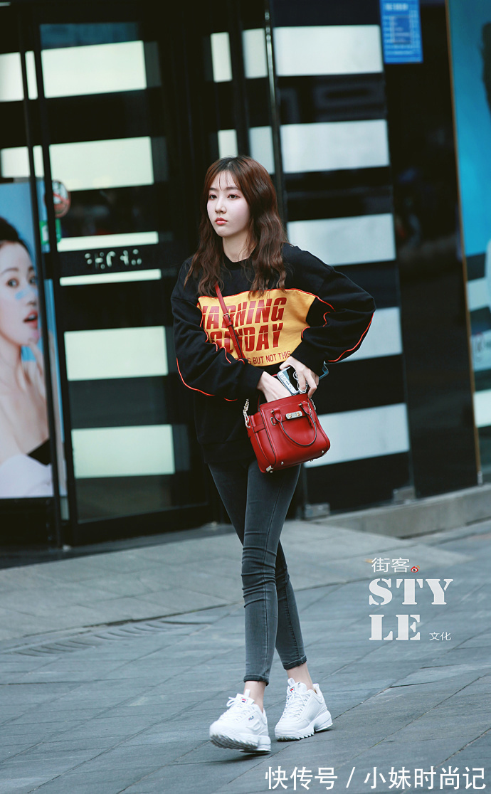 街拍|重庆街拍,同色系套装搭配针织阔腿裤,显瘦又显腿长