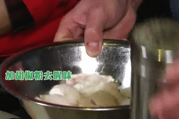 美食｜几位主持人齐齐抬竹子，难道要改行做木工？