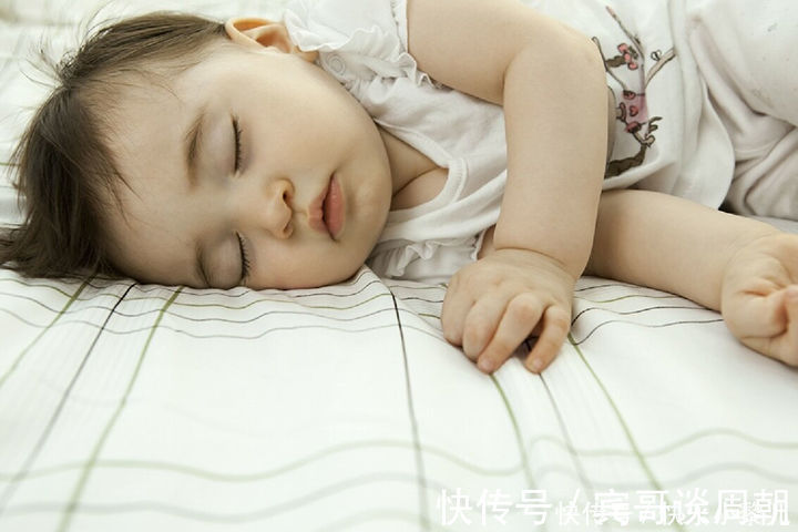 姿势|宝宝睡觉时头总向上拱?背后有这4大原因,最后一个不能忽视