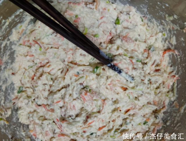 炸丸子不加水不加面,这样做外脆里软还不吸油,放得久不回软