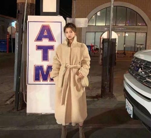 羊羔绒|真正时髦的女人，少穿“卫衣牛仔裤”，这样搭配才洋气