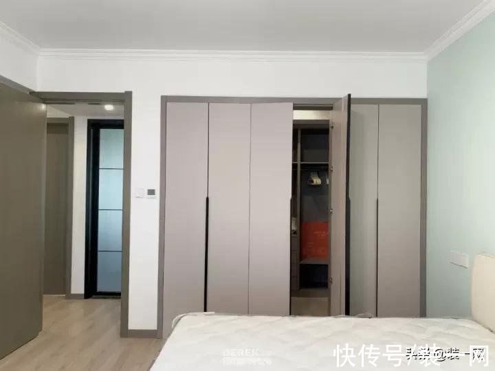 主卧|143平现代风格实景案例赏析,厨房三联动门设计通透明亮