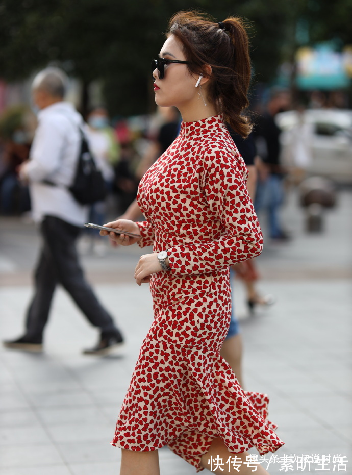 尖头高跟鞋 红色“波点裙”搭配尖头高跟鞋,清爽靓丽,充满知性美!