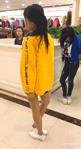 |最新搞笑精选GIF:小伙子你这样喝酒恐怕“肠子”都通了吧!