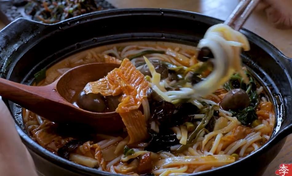 螺蛳|活在当下,李子柒融合多种食材,还原螺蛳粉的制作