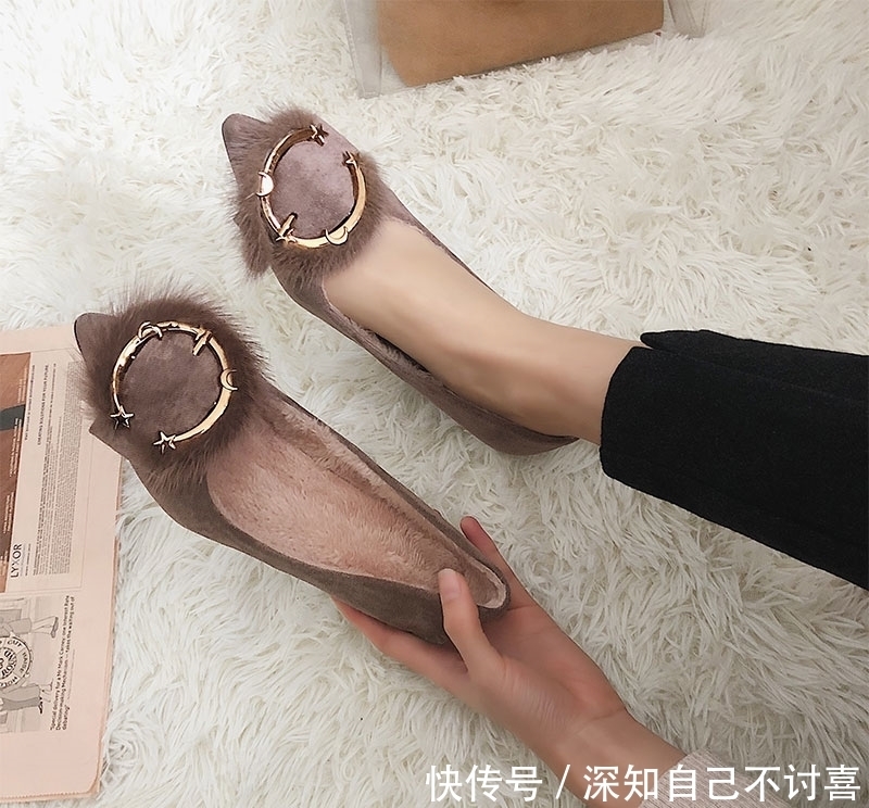 高跟鞋时尚又百搭，出门拜年穿上，流露出时尚魅力