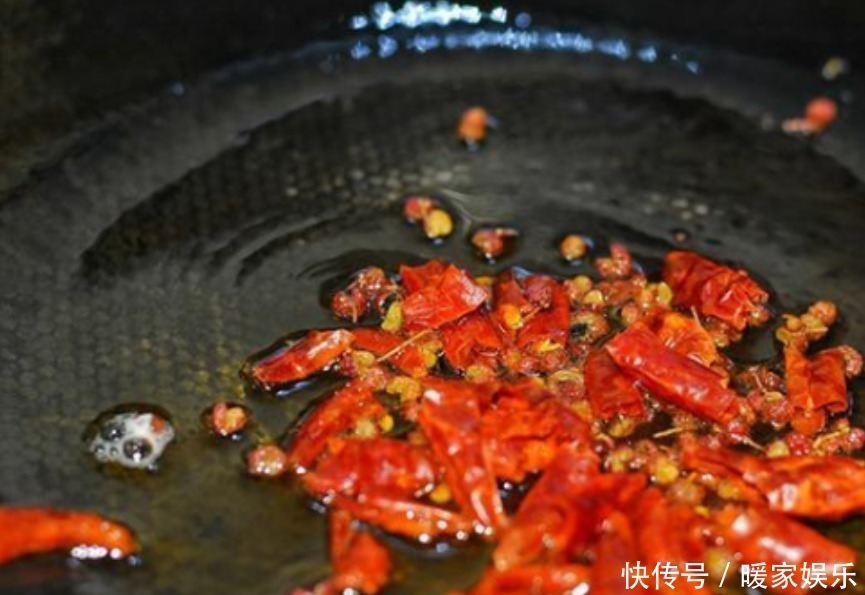 入味|煮花生米别再傻傻加水,只需加一瓶“饮料”,花生入味还贼香!