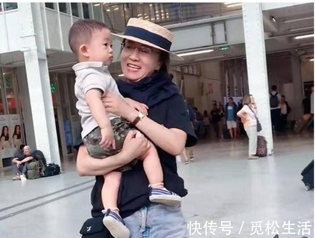 奶奶|爸爸带娃去车站接奶奶,结果被“区别对待”,网友:这对比扎心了