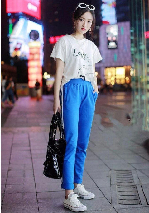 牛仔|红色上衣搭配牛仔紧身裤的美女,身材玲珑,女人味十足