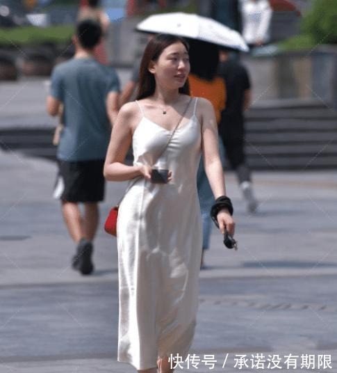 吊带|吊带反光连衣裙,这位美女这样搭配,真是展现女人风味!