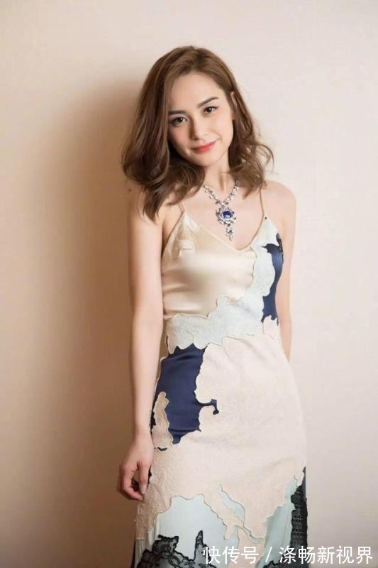 连衣裙|阿娇终于美回来了,穿缎面吊带连衣裙配卷发,美得“倾国倾城”