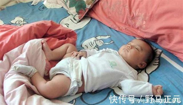 耳朵|宝宝睡姿暗示身体状况,若是这几种睡姿,父母要注意了