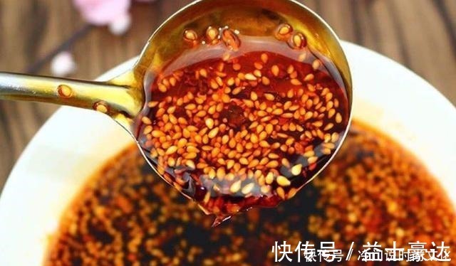 做辣椒油的时候,直接淋油肯定不对,大厨教你方法,又红又香