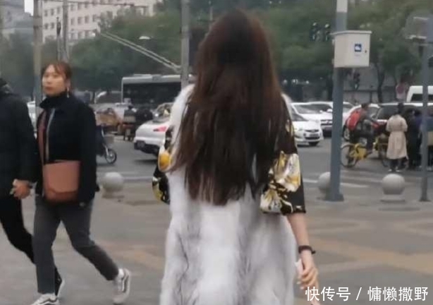 小姐姐|这样的时尚令人费解!“貂皮大衣”配超短裙,小姐姐是冷是热呢