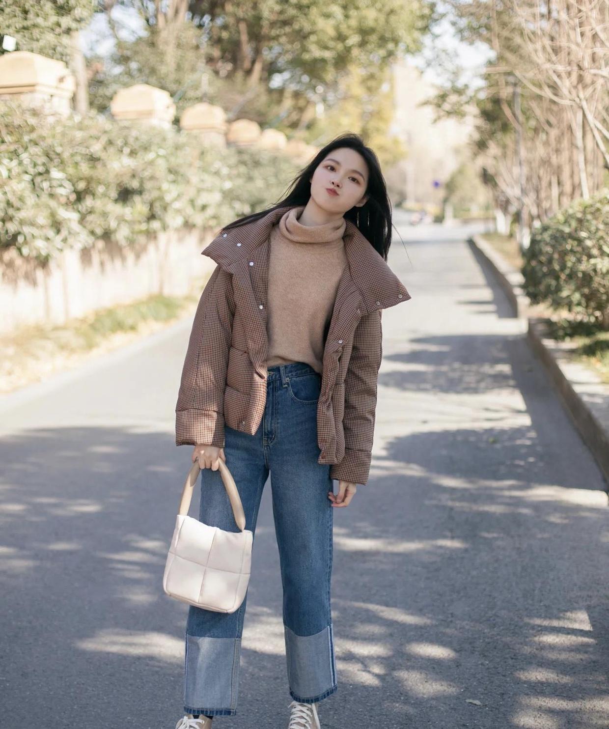 直筒|奔三奔四的女性如何选牛仔裤,掌握这几个搭配方法,洋气又减龄