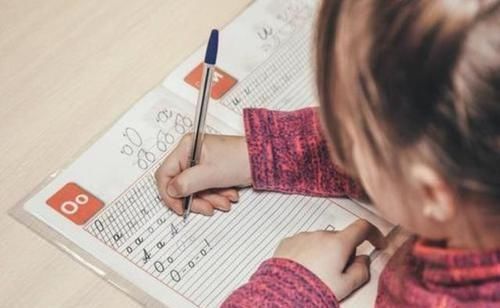 一年级|儿子被罚抄“足”字,宝妈拍照上传后走红,网友笑翻:有内味儿了