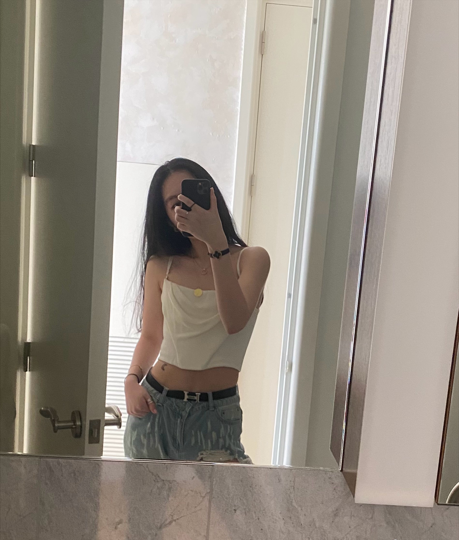 平板|法图麦高调“炫富”,满身名牌自信秀平板身材,一个腕表就要12万