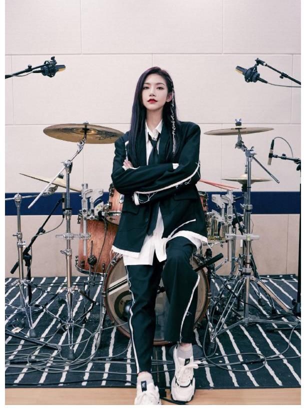 胃裝|曾可妮的腰是上帝親手捏的吧？當她穿上露胃裝，slay全場