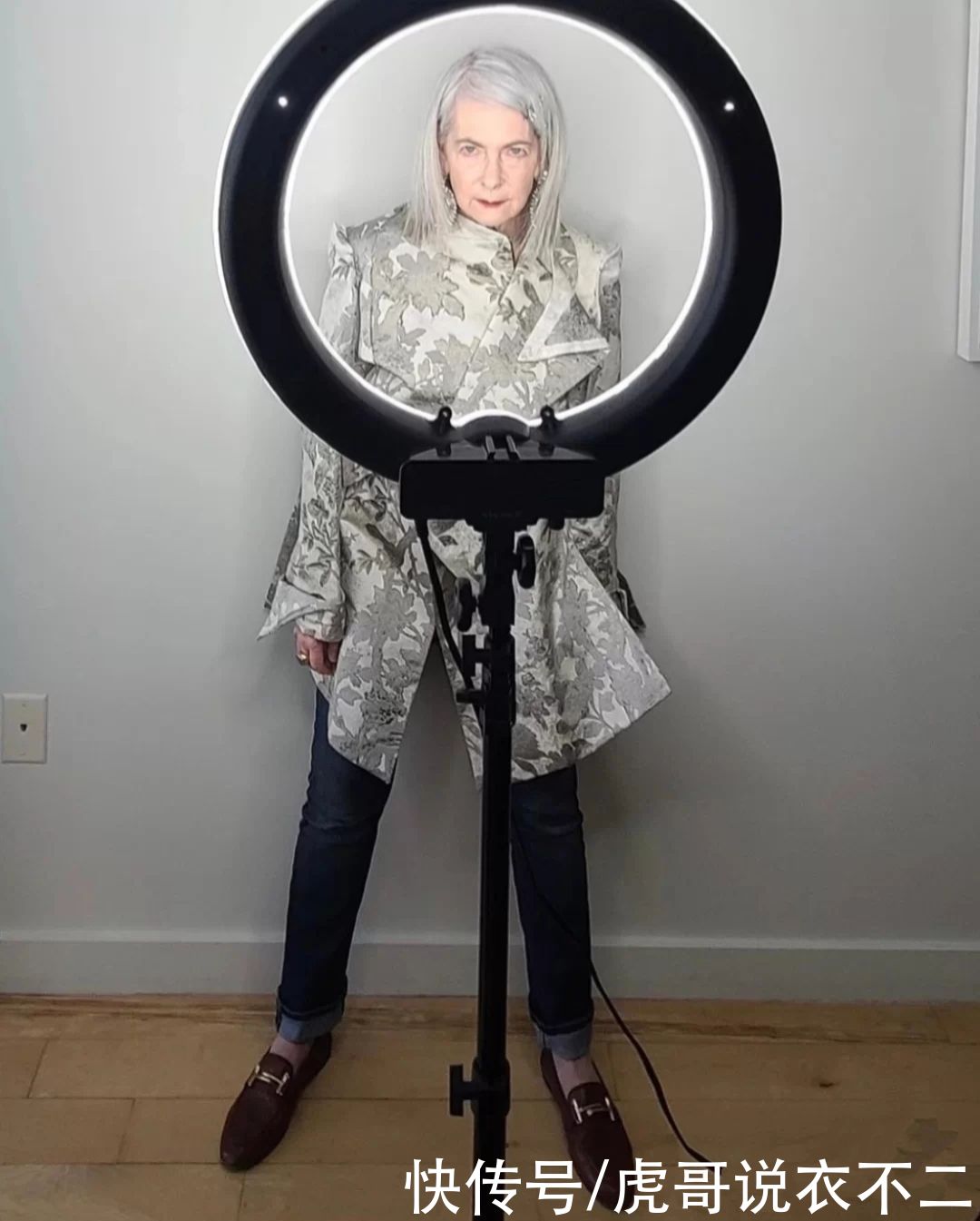 时尚不分年龄，70岁依旧时髦又精致，银发奶奶靠穿搭成赢家