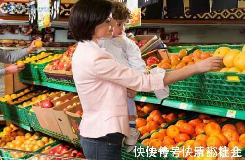 称赞|孩子打烂超市的碗，妈妈的教育方式，超市人人称赞并直接免去赔偿