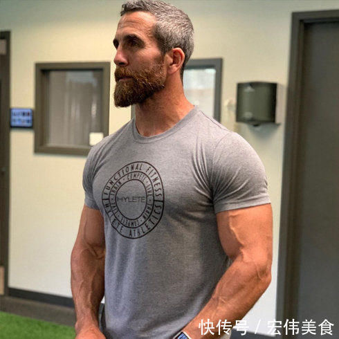 最佳状态|13岁开始训练,如今48岁,一身腱子肉,常年体脂保持在5%左右