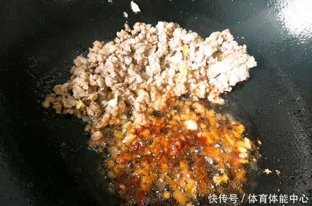肉末鱼香茄子家常做法，不蒸不油炸，嫩滑鲜香下饭，比饭店的好吃