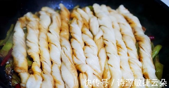 豆角炖肉再焖点小卷子，卷子浸满汤汁，豆角炖得也香，超级惬意！